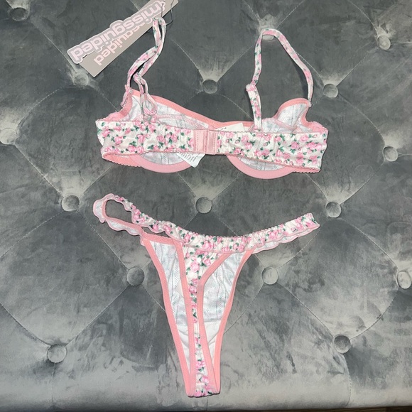 Lingerie set - Picture 3 of 3